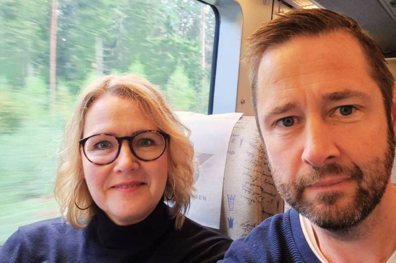 Man och kvinna sitter ombord på Regina, tåg.