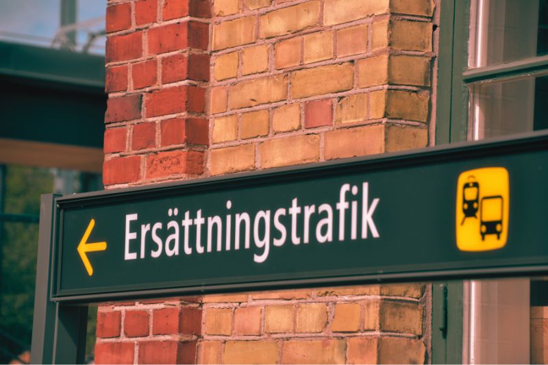 bild på Skylt Ersättningstrafik, vid perrong